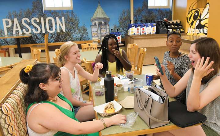 Image of Students in Lang Dining 